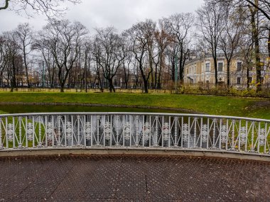 PETERSBURG, RUSSIA, 5 Kasım 2021. Mikhaylovsky bahçesi, Dökme Demir Köprü 'nün güzel kafesi