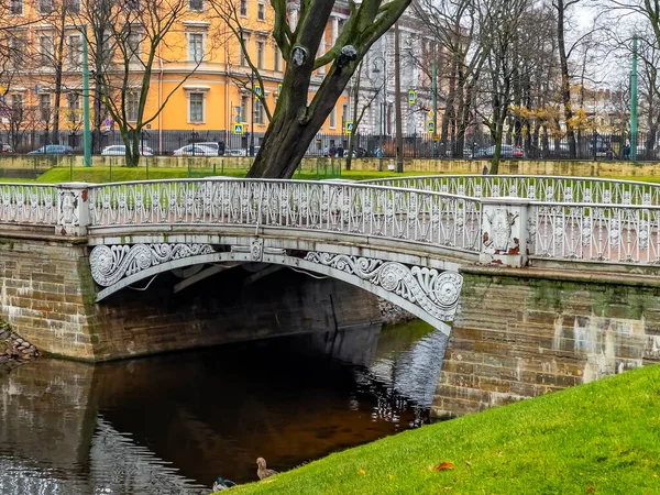 Petersburg Russia Listopada 2021 Ogród Michajłowski Piękna Krata Żeliwnego Mostu — Zdjęcie stockowe