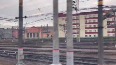 Saint Petersburg, Rusya, 7 Kasım 2021. Modern yüksek hızlı tren Sapsan 'ın penceresinden bak 