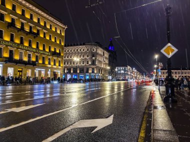 St. Petersburg, Rusya, 6 Ekim 2021, akşam vakti. Nevsky Bulvarı