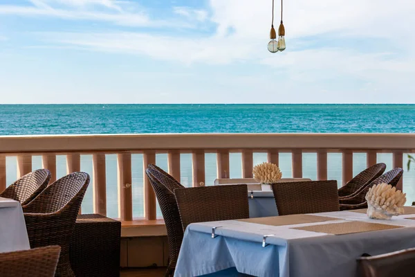 Sochi, Rusya, 18 Ekim 2021. Deniz kıyısındaki resimli kafe.