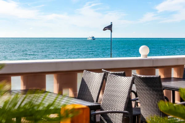 Sochi, Rusya, 18 Ekim 2021. Deniz kıyısındaki resimli kafe.