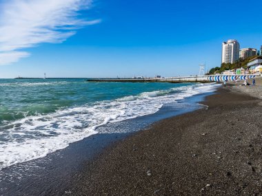 Sochi, Rusya, 21 Ekim 2021. Karadeniz 'in sonbahar günündeki resimli rıhtımı