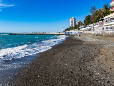 Sochi, Rusya, 21 Ekim 2021. Karadeniz 'in sonbahar günündeki resimli rıhtımı