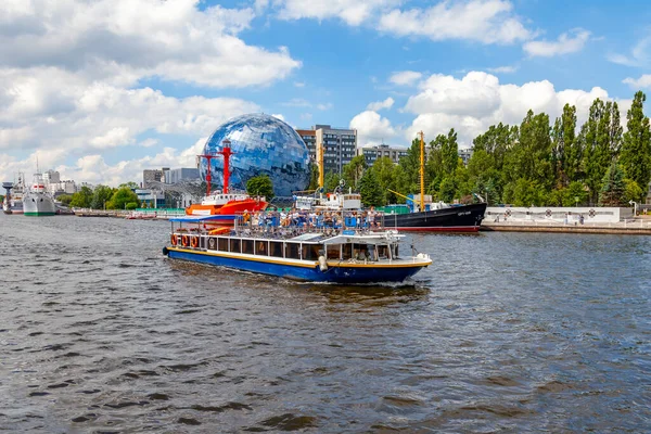 Kaliningrad Rusland Juni 2021 Pregolya Rivierdijk Het Plezierschip Vaart — Stockfoto