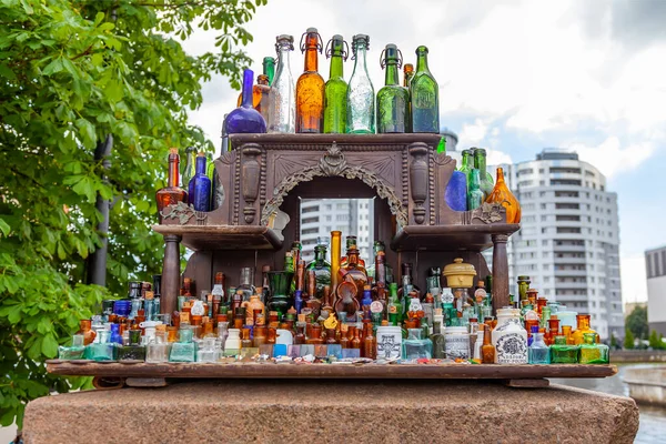ロシアのカリーニングラード2021年6月24日 ショーケースには様々なお土産用グラスヴィンテージボトルが — ストック写真