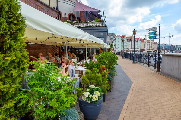 Kaliningrado Rússia Junho 2021 Café Pitoresco Uma Rua Cidade — Fotografia de Stock