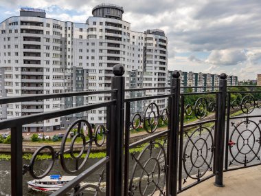 Kaliningrad, Rusya, 24 Haziran 2021. Duvarda güzel bir gözlem güvertesi, güzel bir dekoratif çit.