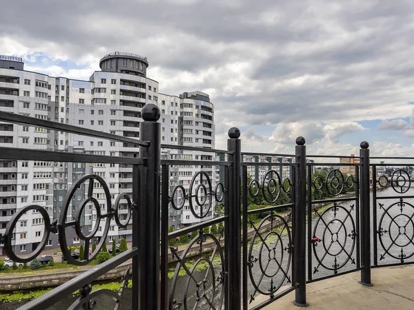 Kaliningrad, Rusya, 24 Haziran 2021. Duvarda güzel bir gözlem güvertesi, güzel bir dekoratif çit.