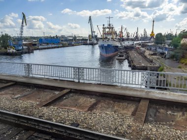 Kaliningrad, Rusya, 28 Haziran 2021. Hareket halindeki trenden ticari liman manzarası