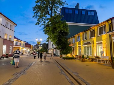 Zelenogradsk, Rusya, 28 Haziran 2021. Akşam aydınlatmasında Kurortniy Bulvarı 'nın mimari topluluğu