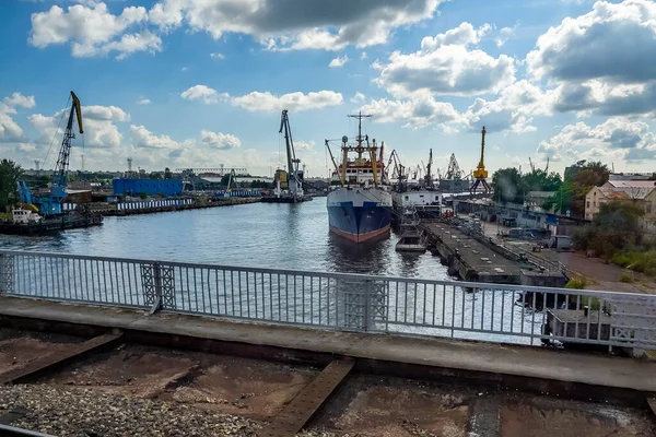 Kaliningrad Russland Juni 2021 Utsikt Handelshavnen Fra Tog Bevegelse – stockfoto