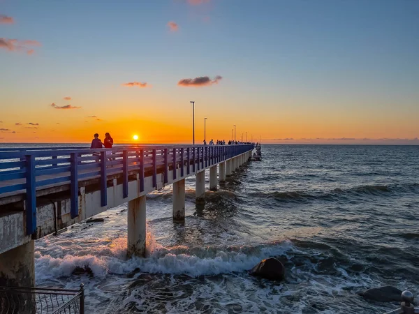 Selenogradsk Ryssland Juni 2021 Folk Beundrar Havet Och Solnedgången Piren — Stockfoto