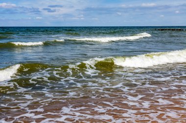 Deniz manzarası. Dalgalar ve köpüklerle sörf yapmak. Doğa arkaplanı