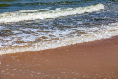 Deniz manzarası. Dalgalar ve köpüklerle sörf yapmak. Doğa arkaplanı