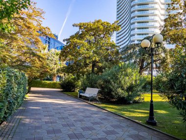 Sochi, Rusya, 21 Ekim 2021. Karadeniz 'in sonbahar günündeki resimli rıhtımı