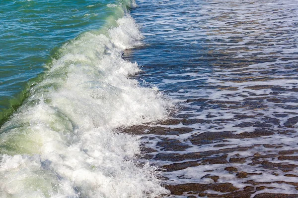 海の風景 波と泡でサーフライン 自然背景 — ストック写真