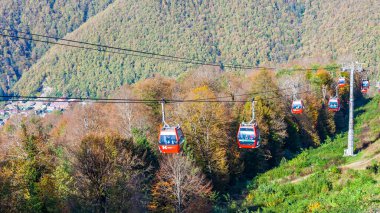 Krasnaya polyana, Rusya, 20 Ekim 2021. Dağlara bak ve hareket eden füniküler
