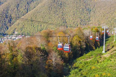 Krasnaya polyana, Rusya, 20 Ekim 2021. Dağlara bak ve hareket eden füniküler