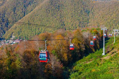 Krasnaya polyana, Rusya, 20 Ekim 2021. Dağlara bak ve hareket eden füniküler