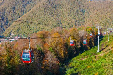 Krasnaya polyana, Rusya, 20 Ekim 2021. Dağlara bak ve hareket eden füniküler