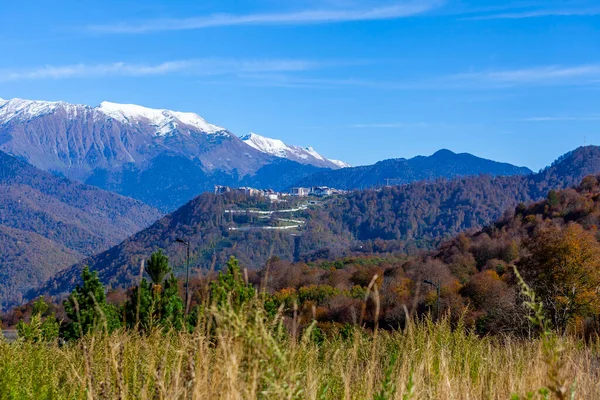 Sonbaharda resimli bir dağ manzarası.