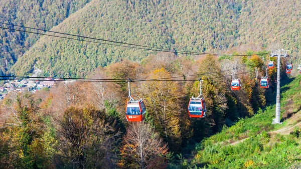 Krasnaya polyana, Rusya, 20 Ekim 2021. Dağlara bak ve hareket eden füniküler