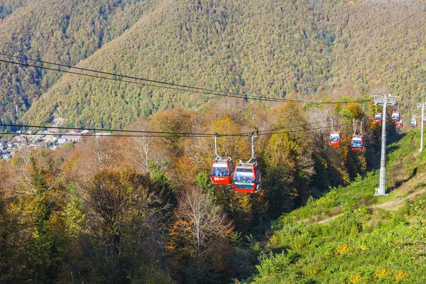 Krasnaya polyana, Rusya, 20 Ekim 2021. Dağlara bak ve hareket eden füniküler