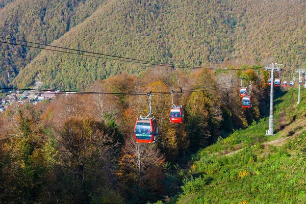 Krasnaya polyana, Rusya, 20 Ekim 2021. Dağlara bak ve hareket eden füniküler