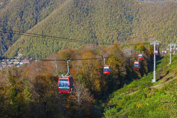 Krasnaya polyana, Rusya, 20 Ekim 2021. Dağlara bak ve hareket eden füniküler