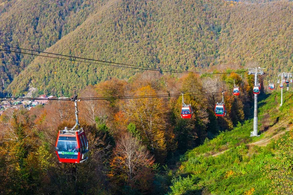 Krasnaya polyana, Rusya, 20 Ekim 2021. Dağlara bak ve hareket eden füniküler