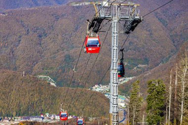 Krasnaya polyana, Rusya, 20 Ekim 2021. Dağlara bak ve sonbaharda hareket et.