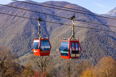 Krasnaya polyana, Rusya, 20 Ekim 2021. Dağlara bak ve sonbaharda hareket et.