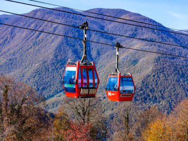 Krasnaya polyana, Rusya, 20 Ekim 2021. Dağlara bak ve sonbaharda hareket et.