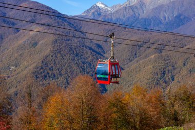 Krasnaya polyana, Rusya, 20 Ekim 2021. Dağlara bak ve sonbaharda hareket et.
