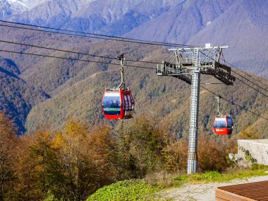 Krasnaya polyana, Rusya, 20 Ekim 2021. Dağlara bak ve sonbaharda hareket et.