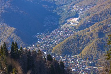 Sonbaharda resimli bir dağ manzarası.