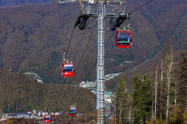 Krasnaya polyana, Rusya, 20 Ekim 2021. Dağlara bak ve sonbaharda hareket et.