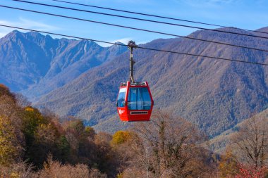 Krasnaya polyana, Rusya, 20 Ekim 2021. Dağlara bak ve sonbaharda hareket et.