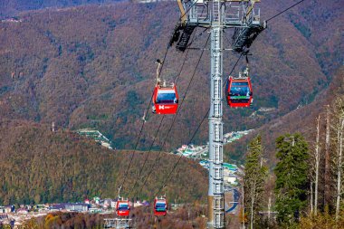 Krasnaya polyana, Rusya, 20 Ekim 2021. Dağlara bak ve sonbaharda hareket et.