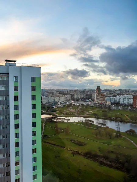 ロシアのサンクトペテルブルク 2021年11月7日 複数階建ての近代住宅 — ストック写真