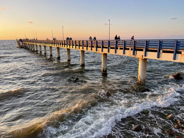 Selenogradsk Ryssland Juni 2021 Folk Beundrar Havet Och Solnedgången Piren — Stockfoto