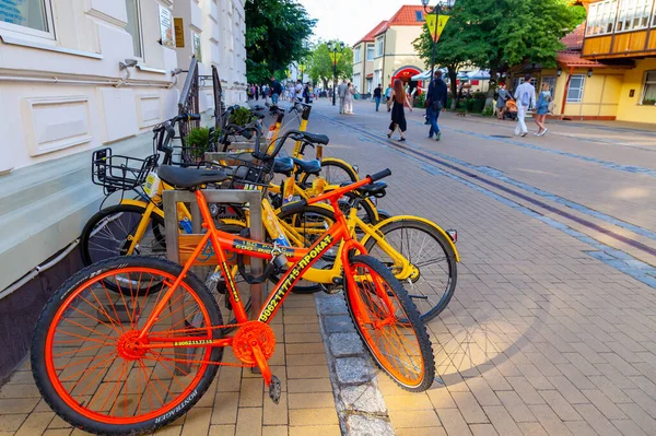 2021年6月28日 俄罗斯泽列诺格拉德斯克 库尔托尼街的建筑组合 自行车租赁点 — 图库照片