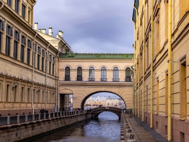 St. Petersburg, Rusya, 7 Kasım 2021. Moika ve Neva nehirlerini birbirine bağlayan Zimnyaya Kanavka kanalı manzarası, Hermitage köprüsü ve onun resimli setleri.