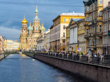 St. Petersburg, Rusya, 7 Kasım 2021. Griboyedov Kanalı 'nın manzarası ve manzaralı setleri. Kurtarıcının Kilisesi Uzakta Kan Döktü