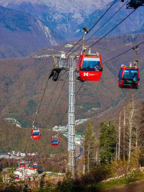 Krasnaya polyana, Rusya, 20 Ekim 2021. Dağlara bak ve sonbaharda hareket et.