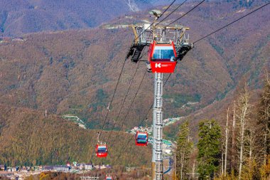 Krasnaya polyana, Rusya, 20 Ekim 2021. Dağlara bak ve sonbaharda hareket et.