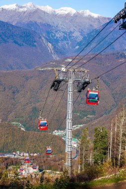 Krasnaya polyana, Rusya, 20 Ekim 2021. Dağlara bak ve sonbaharda hareket et.