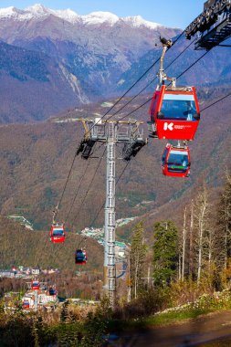 Krasnaya polyana, Rusya, 20 Ekim 2021. Dağlara bak ve sonbaharda hareket et.