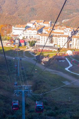 Krasnaya polyana, Rusya, 20 Ekim 2021. Dağlara bak ve sonbaharda hareket et.